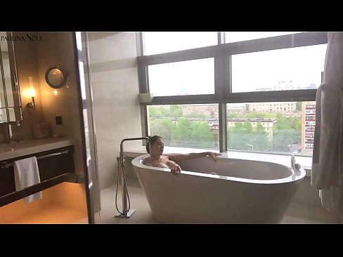 ❤️ 巨大的宝贝 激情地在浴室里撸起了她的阴部 ☑ Sex video