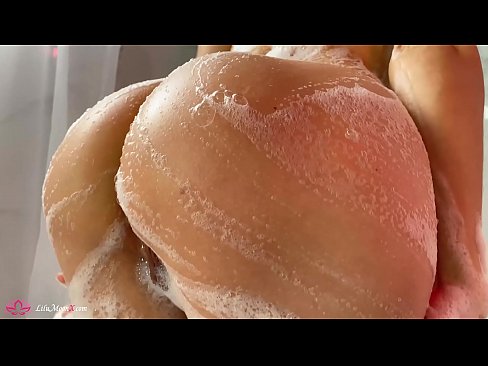 ❤️ 布鲁内特在淋浴时用振动器自慰阴部达到强烈的高潮 ☑ Sex video